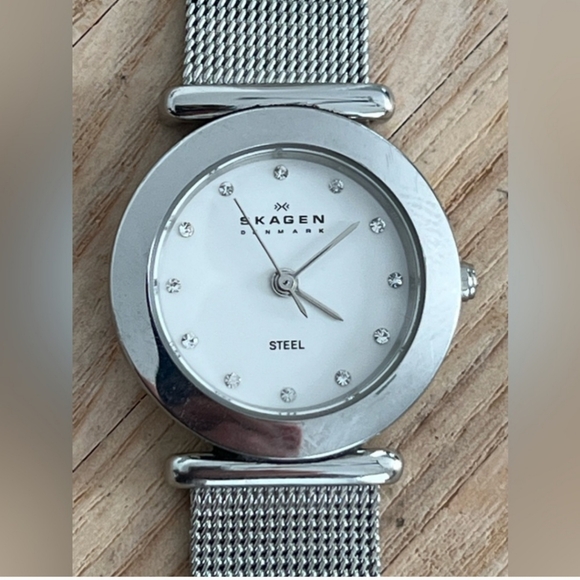 SKAGEN WATCH STAINLESS STEEL with CRYSTAL MARKERS MADE IN DENMARK - Picture 1 of 7